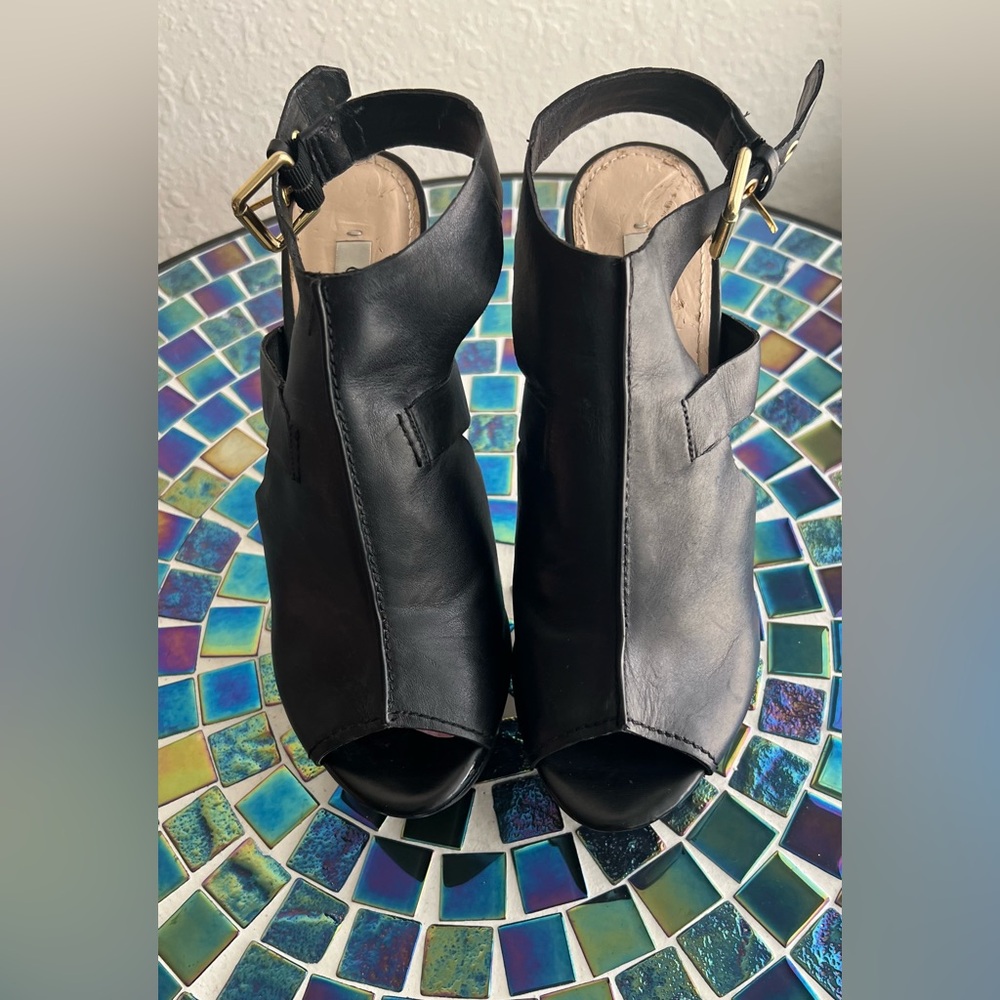 Guess Women’s Sandals In Black Leather.